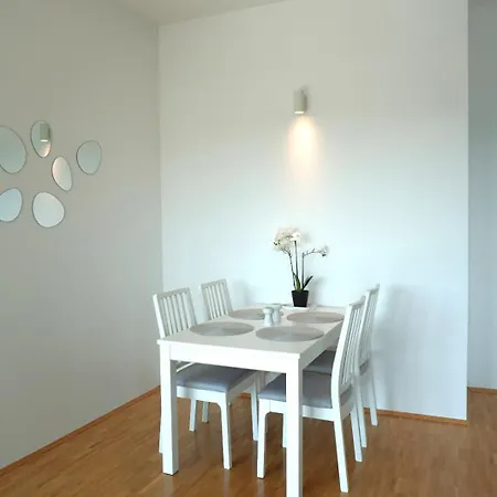 Privates In Westberlin - Jomi Apartman *