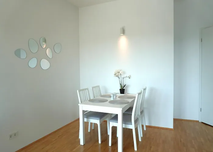 Privates In Westberlin - Jomi Apartman *